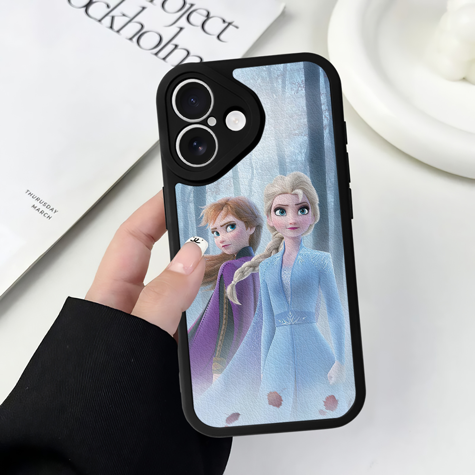 （画像用） アナと雪の女王 アンナ エルサ Frozen Anna Elsa 【iPhone 16シリーズ対応】シリコンスマホケース（レザー調） 材質：シリコン